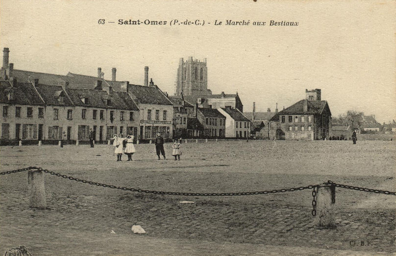 Cette place fut crée en 1830 pour accueillir les nombreux concours agricoles,on peut voir les plots et les chaînes où l'on attachait les bêtes.